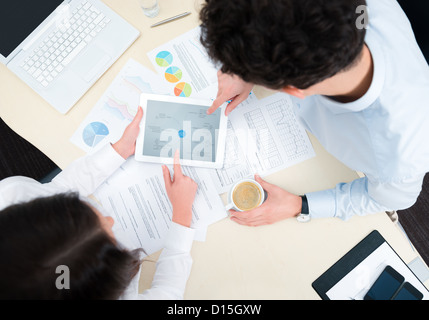 Business-Team arbeitet an einer neuen Business-Plan mit modernen Digitalrechner. Ansicht von oben geschossen. Stockfoto