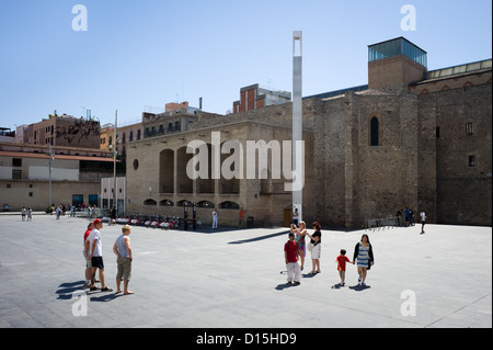 Barcelona, Spanien: Touristen genießen Sightseeing in Plaça Dels Winkeln in Barcelona Downtown in einem brillanten sonnigen Tag Stockfoto