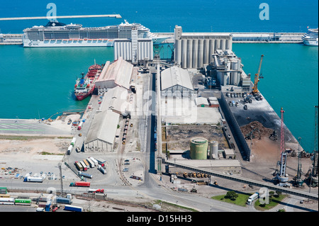 Barcelona, Spanien - 18. Juni 2010: Detail der Fracht laden, Docks und Vergnügen Kreuzfahrtschiff im Hafen von Barcelona Stockfoto