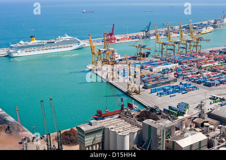 Barcelona, Spanien - 18. Juni 2010: Detail der Fracht laden, Docks und Vergnügen Kreuzfahrtschiff im Hafen von Barcelona Stockfoto