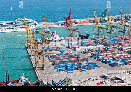 Barcelona, Spanien - 18. Juni 2010: Detail der Fracht laden, Docks und Vergnügen Kreuzfahrtschiff im Hafen von Barcelona Stockfoto