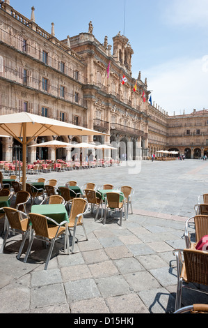 Salamanca, Spanien: Tische und Stühle des Restaurants auf der Plaza Mayor (Hauptplatz) von Salamanca. Rathaus im Hintergrund. Stockfoto