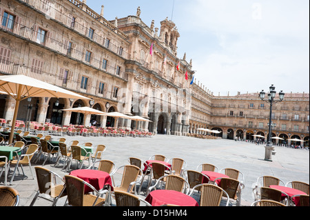 Salamanca, Spanien: Tische und Stühle des Restaurants auf der Plaza Mayor (Hauptplatz) von Salamanca. Rathaus im Hintergrund. Stockfoto