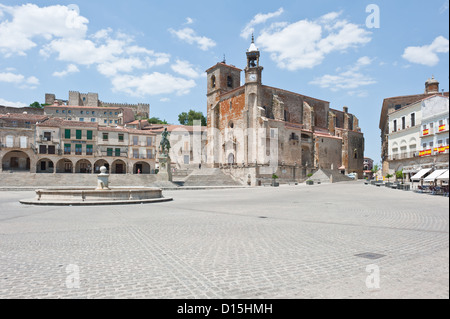 Trujillo - Spanien: Plaza Mayor oder Hauptplatz. Kirche von San Martin und Statue von Pizarro, spanischer Eroberer, im Hintergrund Stockfoto