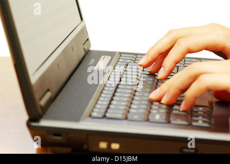Weibliche Hände auf Laptoptastatur tippen Stockfoto