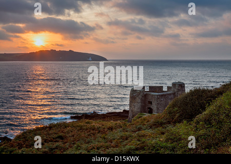 Der kleine Block House bekannt als kleinen Dennis mit der Sonne über St Antonys Head, Cornwall England UK Stockfoto