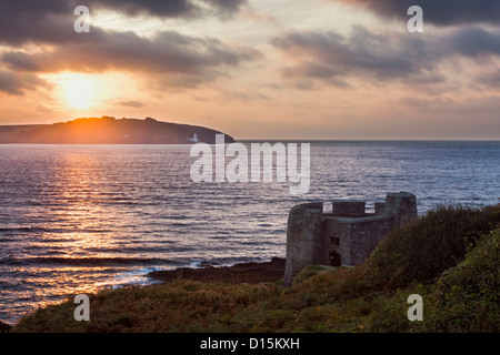 Der kleine Block House bekannt als kleinen Dennis mit der Sonne über St Antonys Head, Cornwall England UK Stockfoto