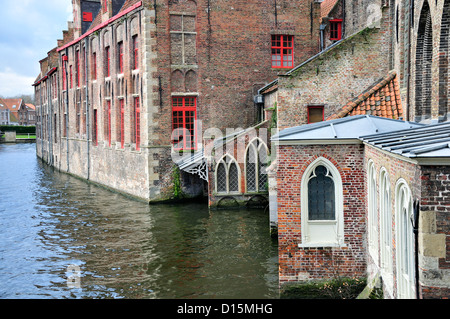 Brügge / Brugge, Belgien. Hospital des Hl. Johannes / Sint Jans Hospitaal (13thC) und Kanal Stockfoto