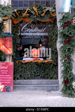 Brügge / Brugge, Belgien. Restaurant am Grote Markt (Marktplatz) mit Weihnachtsschmuck Stockfoto