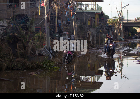 Acacia Street, Cagayan De Oro, Mindanao, Philippinen & Anschluss an tropischer Sturm Washi (PAGASA, Sendong). Stockfoto