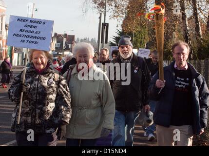 März und Übergabe der Petition gegen Kürzungen und mögliche Schließung der Heatherwood Krankenhaus, Ascot, Berkshire zu protestieren. Stockfoto