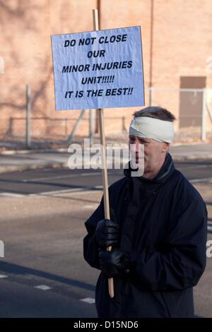 März und Übergabe der Petition gegen Kürzungen und mögliche Schließung der Heatherwood Krankenhaus, Ascot, Berkshire zu protestieren. Stockfoto