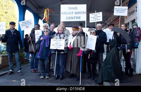 März und Übergabe der Petition gegen Kürzungen und mögliche Schließung der Heatherwood Krankenhaus, Ascot, Berkshire zu protestieren. Stockfoto