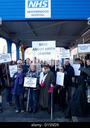 März und Übergabe der Petition gegen Kürzungen und mögliche Schließung der Heatherwood Krankenhaus, Ascot, Berkshire zu protestieren. Stockfoto