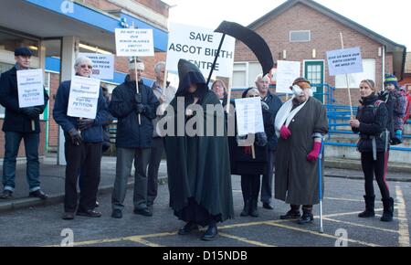 März und Übergabe der Petition gegen Kürzungen und mögliche Schließung der Heatherwood Krankenhaus, Ascot, Berkshire zu protestieren. Stockfoto