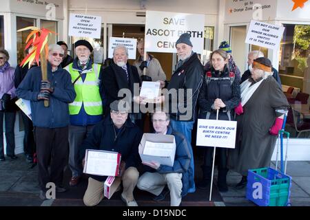 März und Übergabe der Petition gegen Kürzungen und mögliche Schließung der Heatherwood Krankenhaus, Ascot, Berkshire zu protestieren. Stockfoto