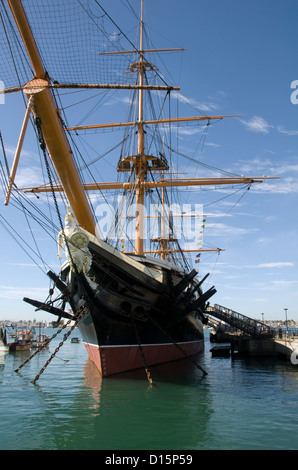 HAMPSHIRE; PORTSMOUTH; HAFEN; BOGEN UND GALIONSFIGUR DER HMS WARRIOR 1860 Stockfoto