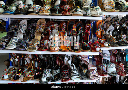 Souvenir Souvenirs Schmuck Objekte Stall Anbieter Chatuchak Wochenende Markt Markt Bangkok Thailand bunte bunte Sandalen Stockfoto