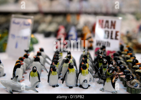 Souvenir Souvenirs Schmuck Objekte Stall Anbieter Chatuchak Wochenende Markt Markt Bangkok Thailand Porzellan Pinguine Stockfoto