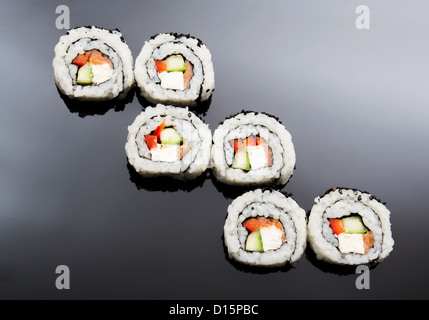 Sushi am schwarzen Reflexion Hintergrund Stockfoto