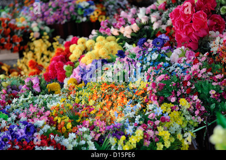 Kunststoff Multi farbige bunte Blumen zum Verkauf stehen Markt Stall Anbieter Chatuchak Wochenende Markt Bangkok thailand Stockfoto