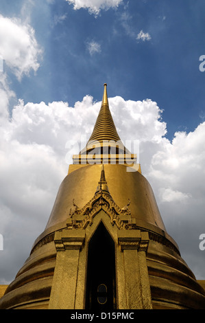 Der Grand Palace Bangkok Thailand Wat Phra Kaew Tempel des Smaragd Buddha Wat Phra Kaew goldene Stupa Phra Sri Ratana Chedi Stockfoto