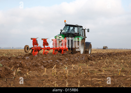 Traktor Feld pflügen, im sonnigen Herbsttag Stockfoto