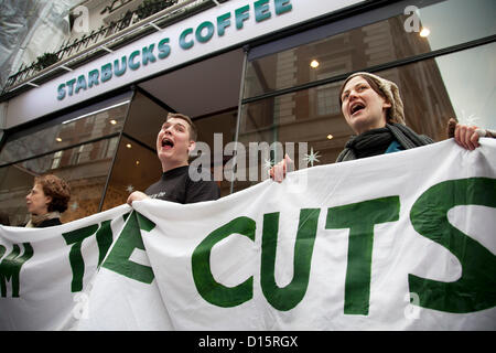 London, UK. Samstag, 8. Dezember 2012. UK Uncut Aktivisten protestieren gegen Steuerhinterziehung von Starbucks. Trotz der Firma Versprechen Millionen Pfund extra Körperschaftsteuer für die nächsten zwei Jahre zu zahlen wurden über 40 ihre Coffee-shops Teil einer nationalen Demonstration. Die Organisatoren sagen die Coffee Company Zahlungsversprechen £20m "ein verzweifelter Versuch, der Druck der Öffentlichkeit abzulenken" von sich selbst. Stockfoto