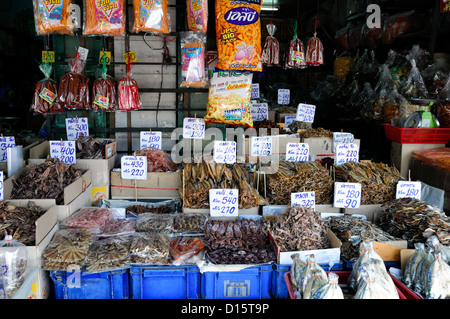 trocken Trockenfisch gesalzener auf Verkauf Markt Stall Shop Straße Verkäufer Bangkok Thailand Essen Delikatesse Grundnahrungsmittel Stockfoto