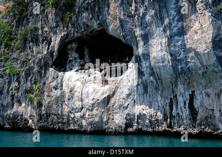 Fischer Angeln vom Meer Höhle isoliert Cut-off-Andaman Meer Krabi Thailand einsamer ein Junggeselle Stockfoto