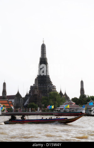 Wat Arun Tempel der Morgenröte von Chao Praya Fluss betrachtet express Boot Bangkok thailand Stockfoto