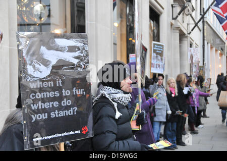 New Bond Street, London, UK. 8. Dezember 2012. CAFT Demonstranten halten Plakate und Banner außerhalb Burberry New Bond Street. Die "Kampagne gegen den Pelzhandel, [CAFT]" Gruppe einen Protest außerhalb der Burberry-Store in der New Bond Street gegen den Verkauf von Pelzprodukten zu inszenieren. Stockfoto