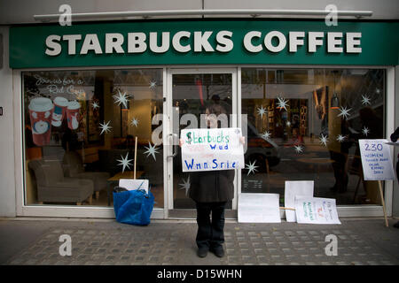 8. Dezember 2012, London UK. Uncut veranstaltet einen Tag der Proteste in verschiedenen Starbucks-Ketten in ganz Großbritannien trotz die Coffee Company versprach, £ 20 Millionen bei den Steuereinnahmen bezahlen Stockfoto