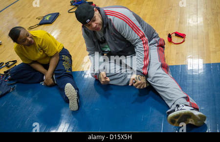 WWE Superstars besuchen Naval Station Norfolk Stockfoto