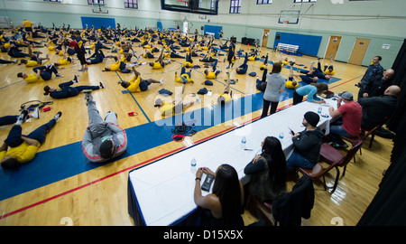 WWE Superstars besuchen Naval Station Norfolk Stockfoto