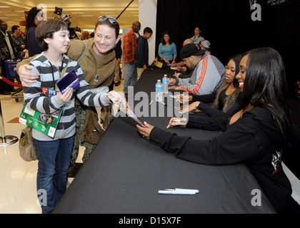 WWE Superstars besuchen Naval Station Stockfoto