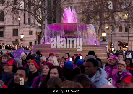 London, UK. 8. Dezember 2012 waren die berühmten Brunnen gedrehte lila und Magenta in einer festlichen Hommage an die London 2012-Freiwilligen. Stockfoto