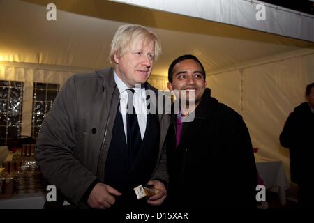 London, UK. 8. Dezember 2012 trafen Londoner Bürgermeister Boris Johnson Freiwillige der Olympischen Spiele 2012 in London waren Ehrengäste bei einem Carol-Konzert auf dem Trafalgar Square. Stockfoto