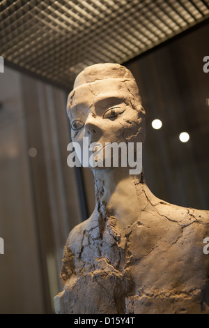 Prähistorische Skulptur aus ' Ain Ghazal, Jordanien - Musée du Louvre, Paris Stockfoto