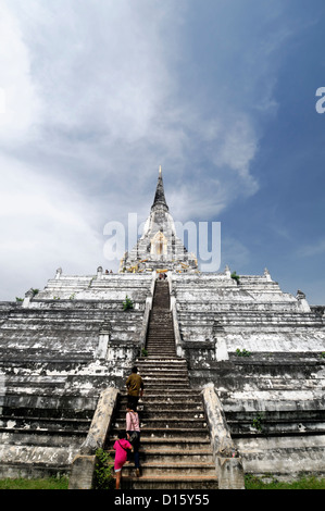 Wat Phu Khao Thong Tempel golden Mountain Ayutthaya Thailand Touristen Klettern steile Stufen Chedi buddhistische Turm Schrein Stockfoto