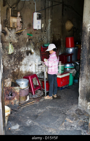 Frau Geldzählen in einem Geschäft in Ho-Chi-Minh-Stadt, Vietnam Stockfoto