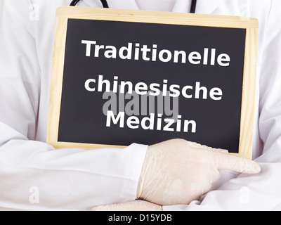 Arzt zeigt Informationen: traditionelle chinesische Medizin Stockfoto