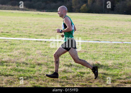 Läufer im Männer cross-country-Rennen, Newbold Comyn, Leamington Spa, England Stockfoto