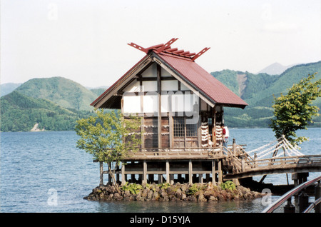 Kansaku-Schrein auf Tazawako, einen See in Senboku, Präfektur Akita, Region Tohoku, Honshu, Japan. Stockfoto