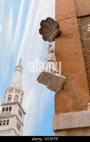 Die Bonissima ist mittelalterliche Statue an der Ecke des Rathauses und Torre della Ghirlandina in Modena, Italien Stockfoto