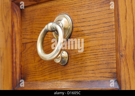 alten Ring Türgriff an städtischen Tür Stockfoto