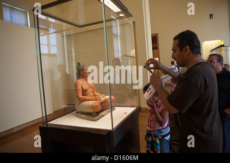 Sitzende Schreiber (ägyptisch, altes Reich) - Musée du Louvre, Paris Stockfoto