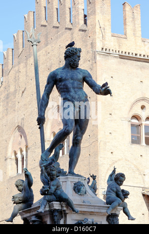 Brunnen von Neptun am Piazza del Nettuno und Re Enzo Palast in Bologna im sonnigen Tag, Italien Stockfoto