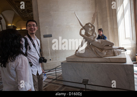 Touristen genießen Psyche wiederbelebt durch Amors Kuss - Musée du Louvre, Paris Stockfoto