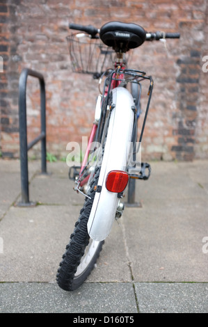 Fahrrad mit einem bockte Rad neben der University of Manchester im Stadtzentrum von Manchester, England Stockfoto
